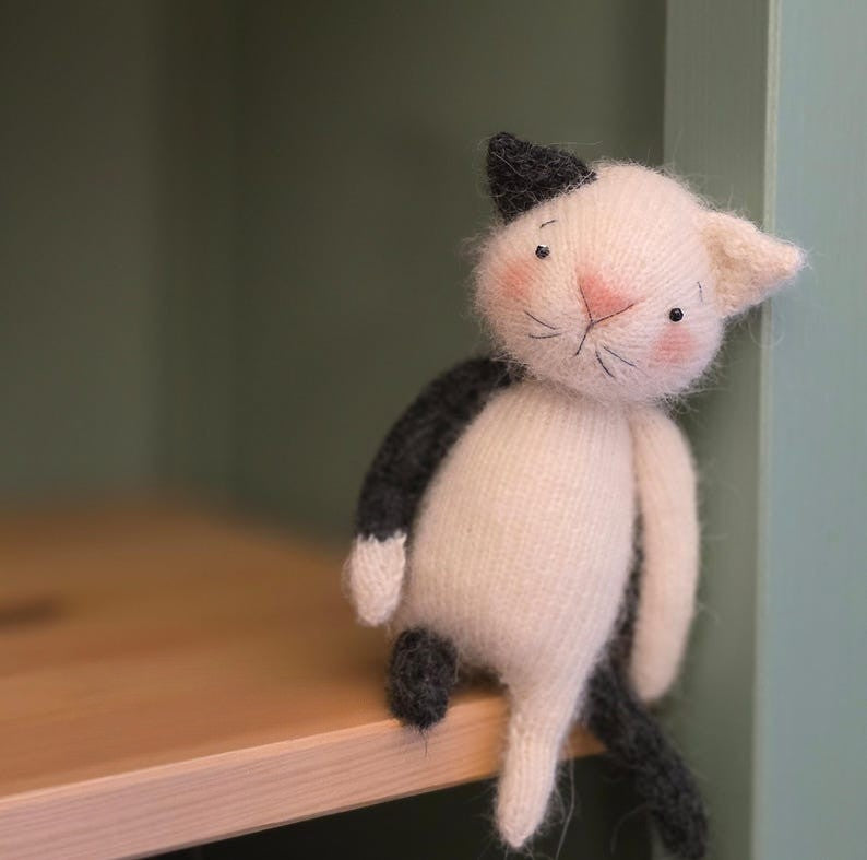 Almond Cat Knitting Pattern